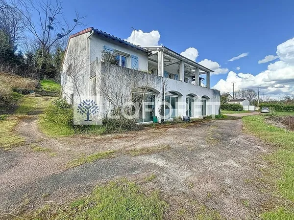 Grande maison familiale avec terrain arboré et petit lac - Un cadre exceptionnel !