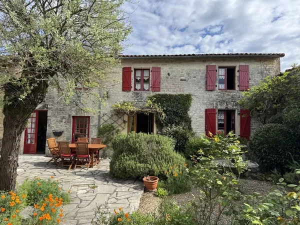 Charmante maison de campagne avec cour et annexe