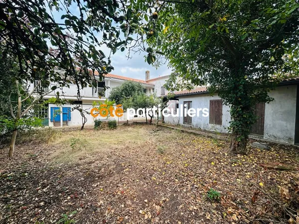 LE VERDON SUR MER - CENTRE VILLE - IMMEUBLE SUR 2 NIVEAUX - 8 CHAMBRES - TERRAIN D'ENVIRON 960m²