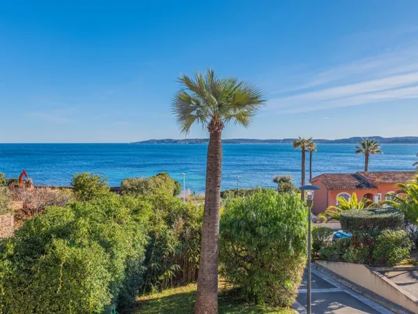 SAINTE MAXIME - VILLA AVEC VUE MER A PIEDS DE LA PLAGE