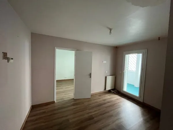 A VENDRE: Charmant 2 pièces avec terrasse- proche métro lig