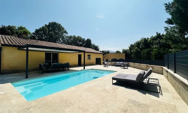 VILLA RENOVEE A VENDRE 84110 VAISON LA ROMAINE 180M2 3/4 CHAMBRES 1100M2 TERRAIN PISCINE ET JACUZZI 