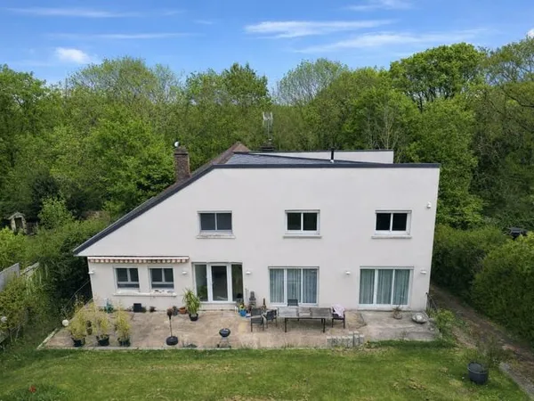 Maison rénovée de 242m2.