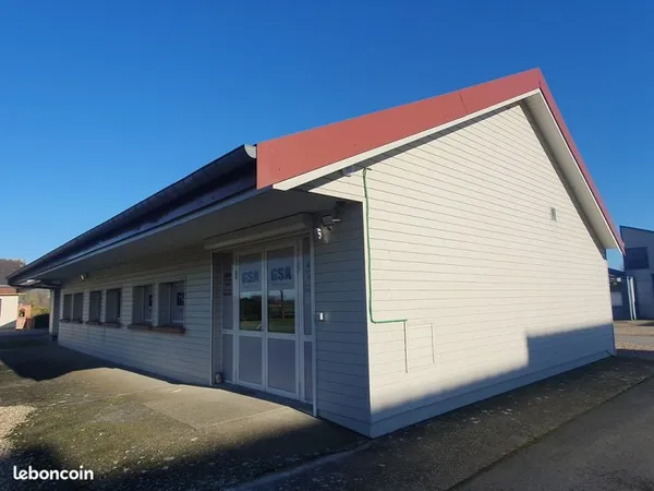 Local de 210m² avec bureaux et réserve à louer