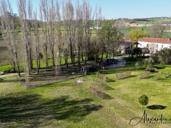 A vendre MONTEGUT LAURAGAIS (31) - Grange rénovée de 130 m², 4 chambres, piscine et terrain de 5 500