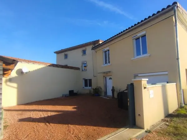 Maison avec jardin, cour et piscine sur un terrain clos de 360 m2