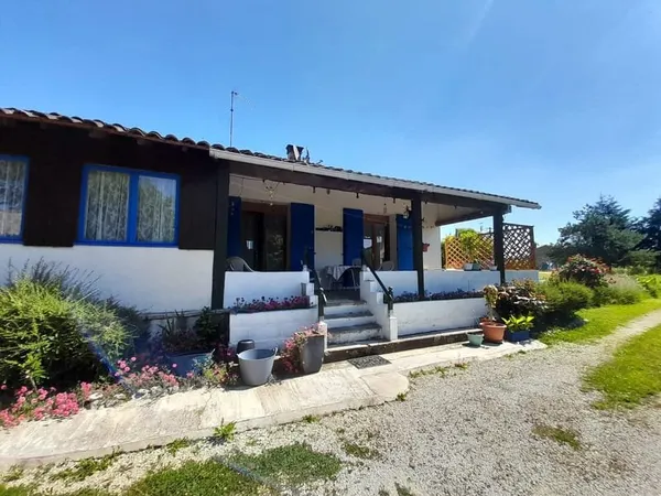 Jolie maison de village de 3 chambres avec piscine et garage