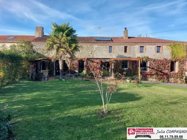 LONGERE DE CARACTERE 243 M² - 5 CHAMBRES - JARDIN - CARPORTS