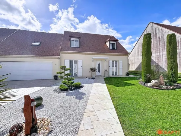 Maison individuelle de 170 m2, Séjour 60 m2, 4 chambres, Terrain de 800 m2 avec piscine