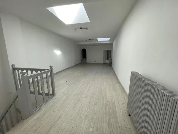 Centre CHAUFFAILLES Local commercial avec appartement rénové - total de 200m2