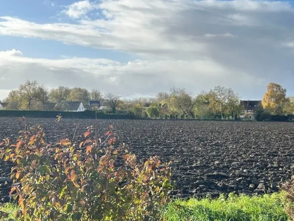 Terrain 900 m²