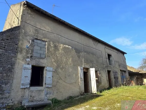 MAISON DE VILLAGE A RENOVER + HANGAR A VRIANGE