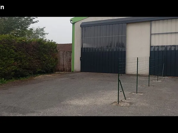 Local d’activité et entrepôt Location Saint-Jean-d'Angély  150m² 800€