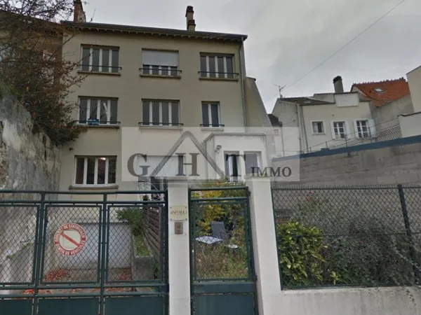 A Meaux un Bâtiment indépendant de bureaux sur 4 étages :
