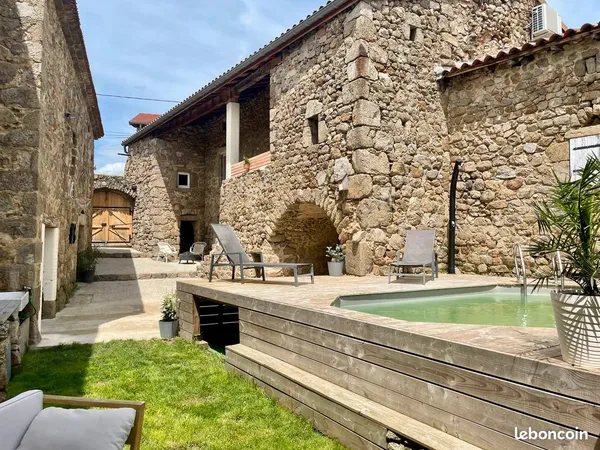 Élégante maison de caractère avec cour intérieure et prestations de qualité