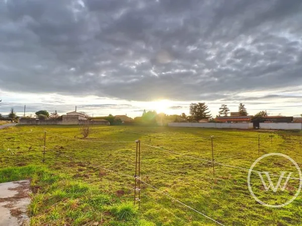 Terrain constructible de 1817m² à Montmeyran