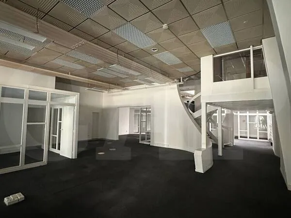 Commerce 495 m²