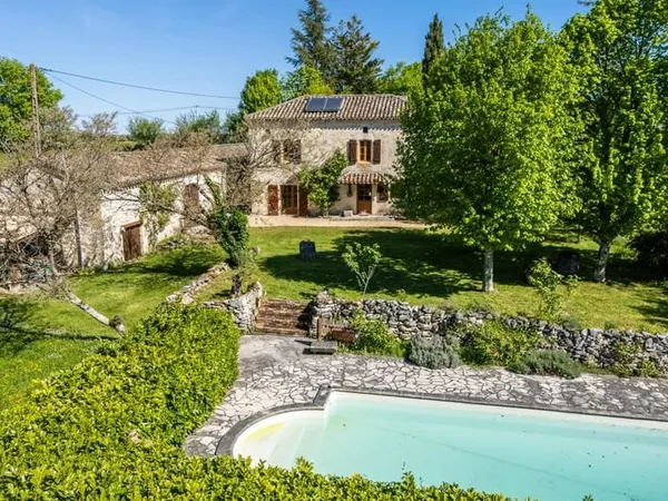 Maison de campagne avec piscine, annexe et terrain