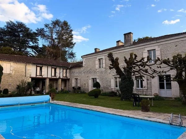 429M2 Habitables + 700m2 de Dependances sur 3 Hectares !