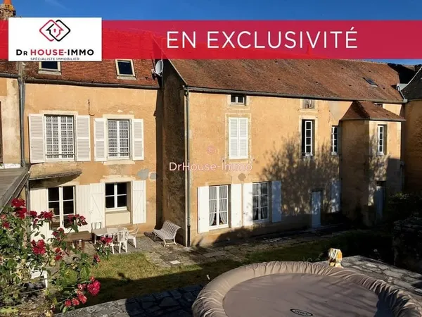 Maison bourgeoise avec jardin en centre-bourg.