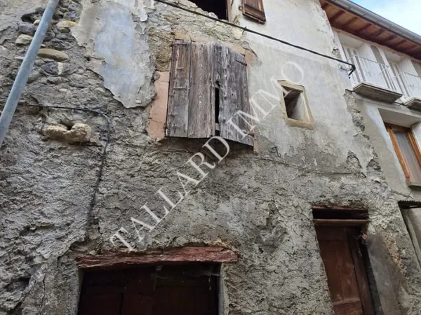 Lettret , bâtisse à rénover + garage