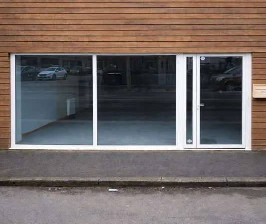 Local commercial 54 m² + mezzanine - Vitrine neuve - Quimper