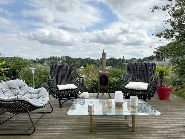Maison rénovée sur joli jardin au calme avec garage