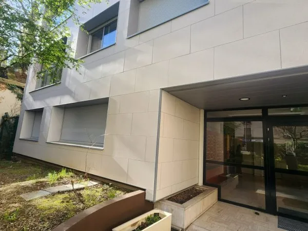 2 pièces renové 49 m² pour profession libérale et médicale. ETAT NEUF