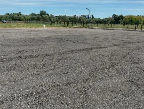 Terrain industriel/artisanal de 1125 m² avec un local de stockage de 84 m²