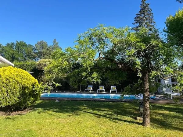 Maison 8 pièces 241 m²