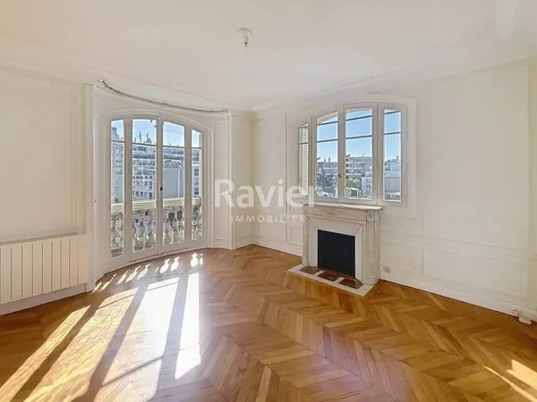 PARIS XVI - Impasse privée - 5ème étage - Vue dégagée