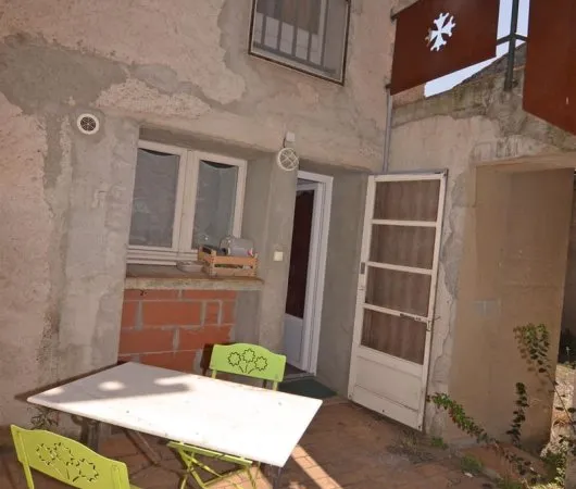 Maison de village avec grande grange, terrasse et cour à Caunes Minervois