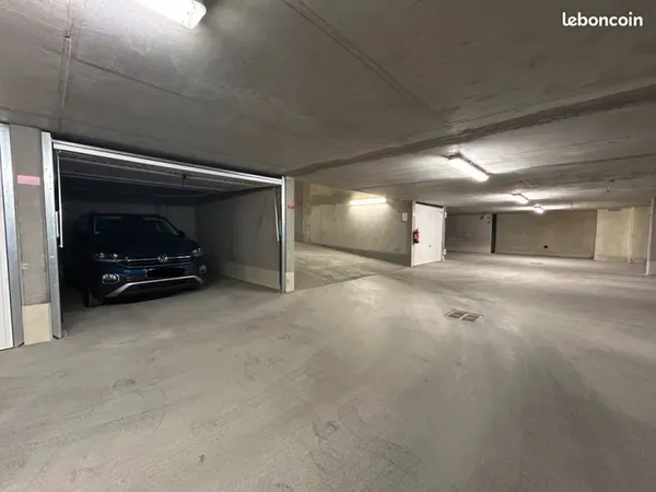 Garage fermé 15 m² - Lyon 7 - Proximité Jean Macé / EM Lyon
