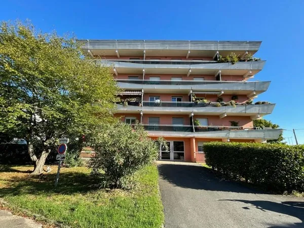 Lormont, proche polyclinique Bordeaux Rive Droite et centre commercial , studio 2ème étage vendu lou