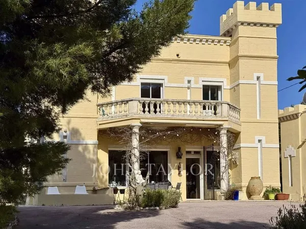 Château historique avec vue mer et parc exceptionnel à La Panouse