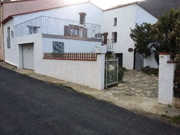 Maison dans le village de Las Illas 4 pièce(s) 110 m2 sur un terrain de 289m²