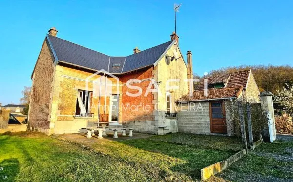 Ensemble immobilier : Maison100m2, des dépendances dont une en pierre de taille 80m2,stationnement, 