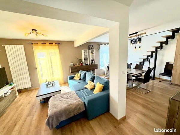 HAGONDANGE : Hyper centre , 200 m Gare SNCF , superbe appartement duplex rénové . 2 ch . Jardin . Ca