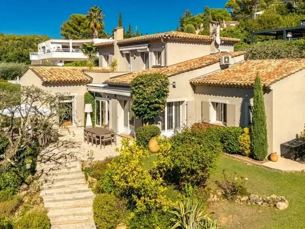 LE CANNET - LES COLLINES - VILLA DE CARACTÈRE - PISCINE - JARDIN PAYSAGER