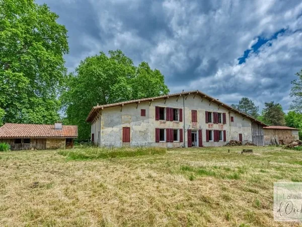 Maison de Maître de 353m2 avec dépendances à rénover sur un airial de 24000m2.