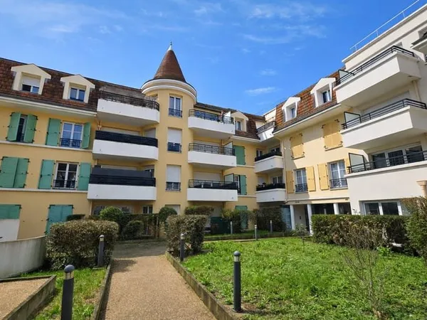 Beau F2 de 43 m2 avec terrasse et parking à Vaujours