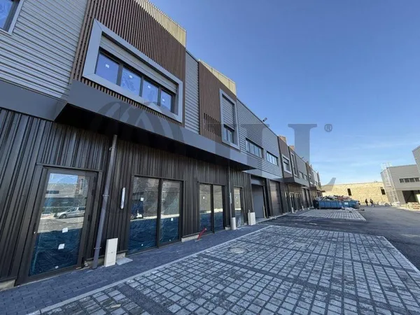 Local d'activité 1373 m²
