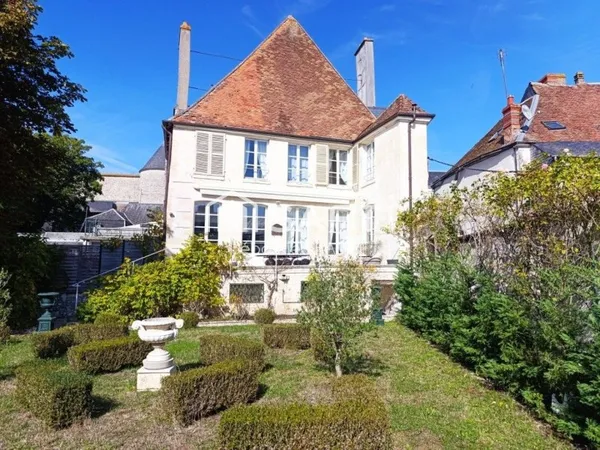 Demeure bourgeoise de 1750 avec tour ,jardin privatif ,garage et fort potentiel d aménagement