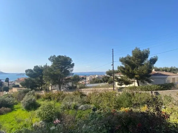 Très rare, spacieux T3 récent avec grande terrasse vue mer sur le quartier prisé de Bompard 13007