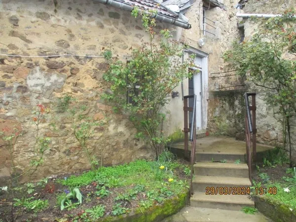 Château-chinon, Maison De Village Avec Cour (réf.17)