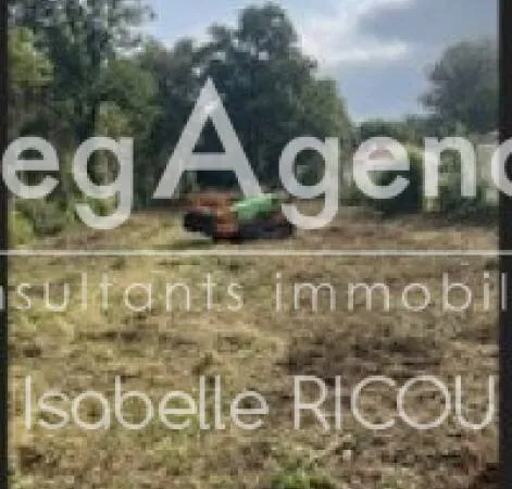 Terrain constructible 813 m²