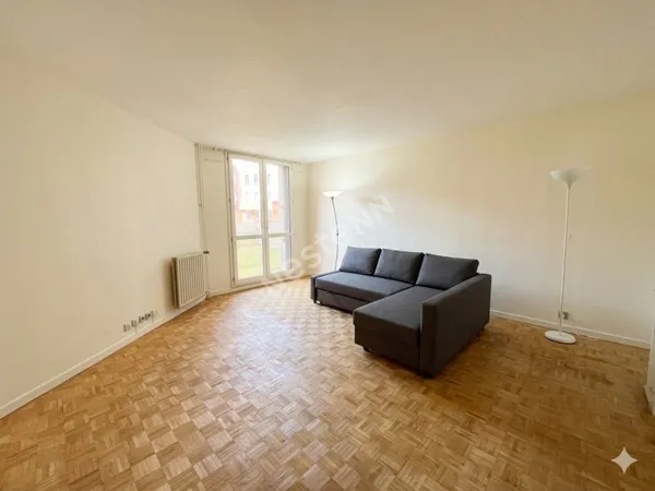 PUTEAUX Grand appartement 2 pièces traversant avec parking- Beau potentiel, à rafraichir