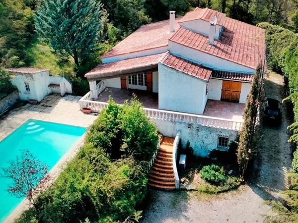 Maison Ponteves 188 m2 avec grande piscine et grand sous sol de 145 m2