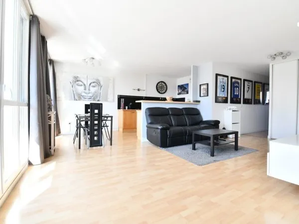 Résidence recherchée! Bel appartement de quatre pièces ! Ravalement réalisé récemment!