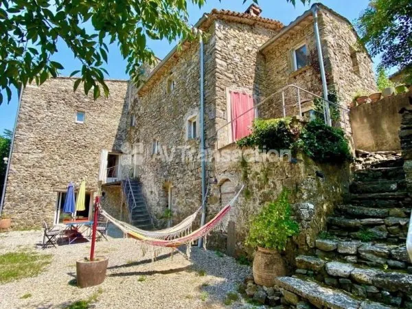 Mas en pierre avec gite - 6810 m2 de terrain